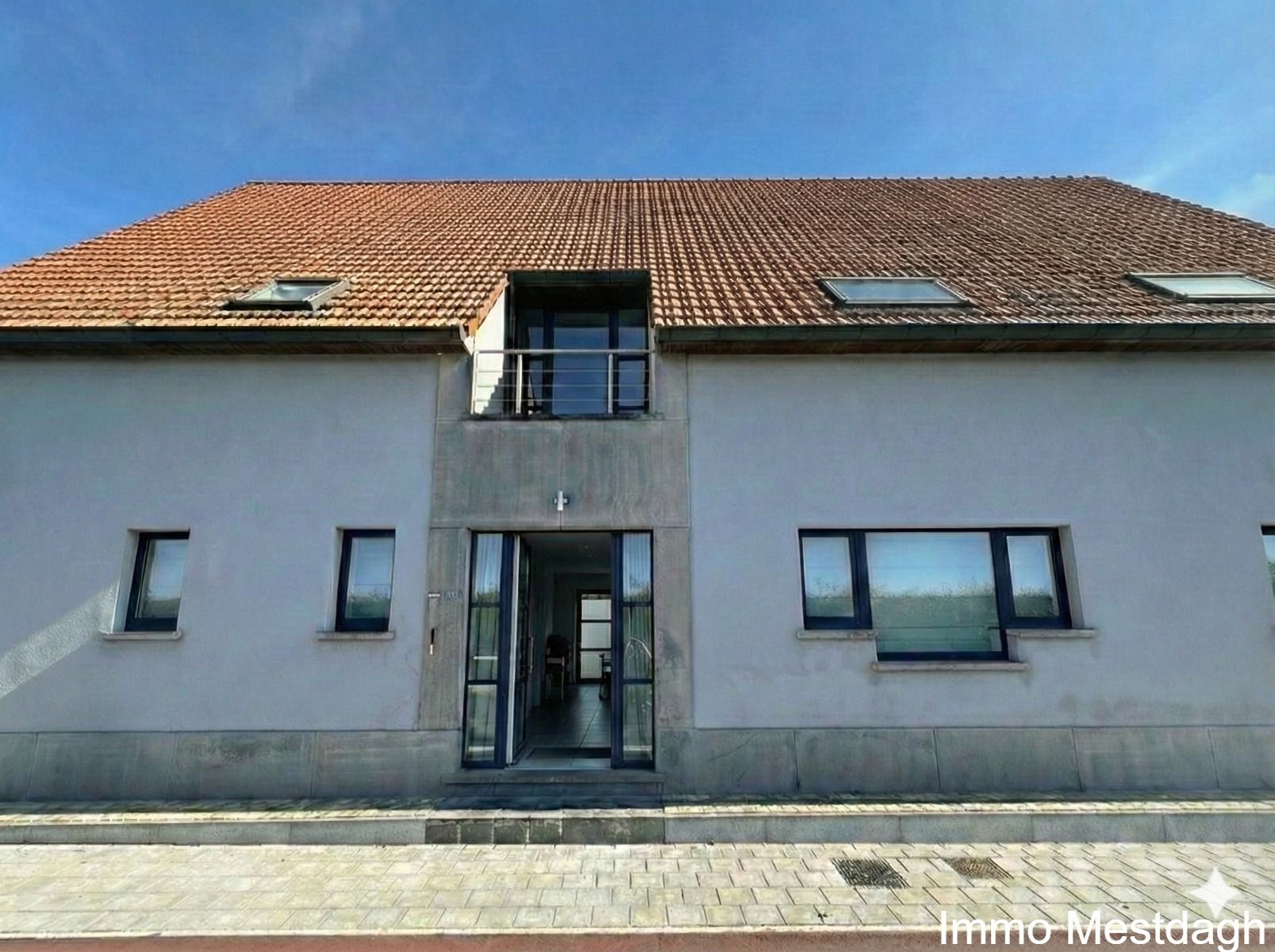 Gerenoveerde instapklare woning met tuin & terras & garages foto {{pictureIndex}}