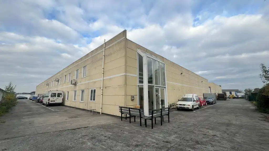 Verwarmd magazijn met kantoren te huur in Industriepark-Drongen foto {{pictureIndex}}