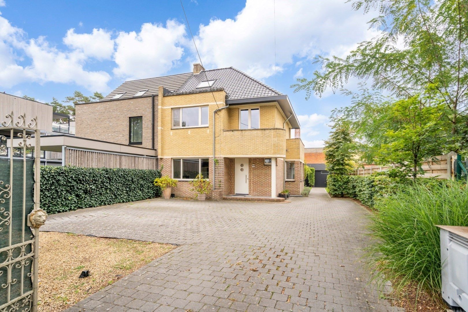 Gerenoveerde halfvrijstaande woning met bijzonder veel karakter, op 4a 99ca vlakbij het centrum van Genk.  foto 5