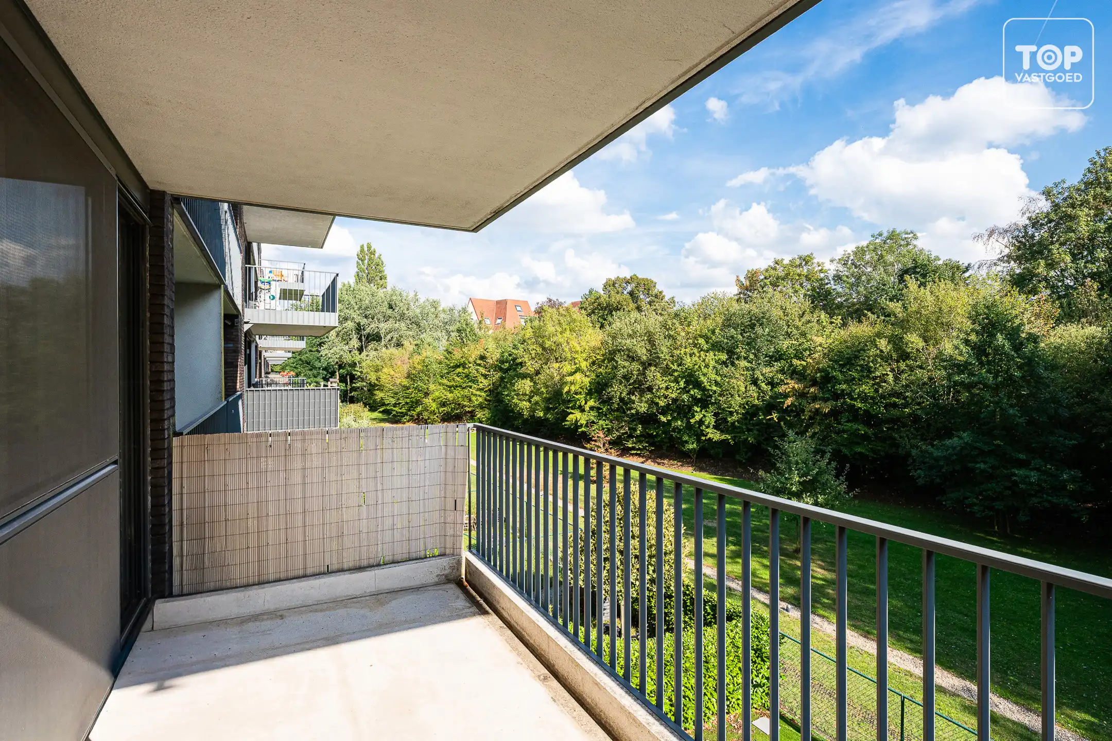 lichtrijk appartement met 1 slaapkamer en groene tuin foto 12
