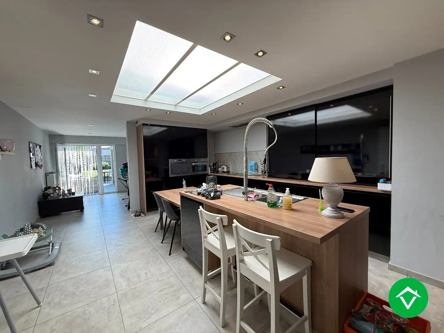 Instapklare woning met drie slaapkamers, tuin met uitweg, zolderkamer te Roeselare foto 6