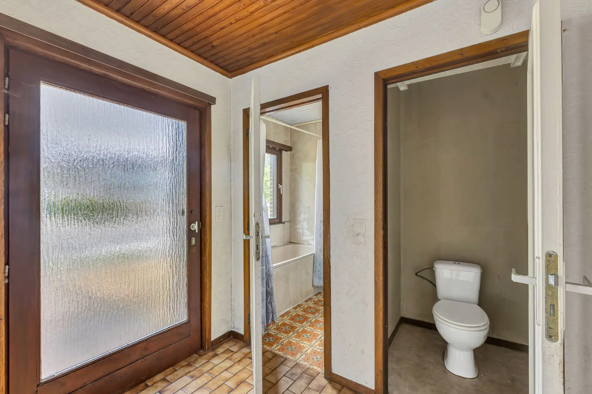 Te renoveren bungalow op een rustige locatie foto 4