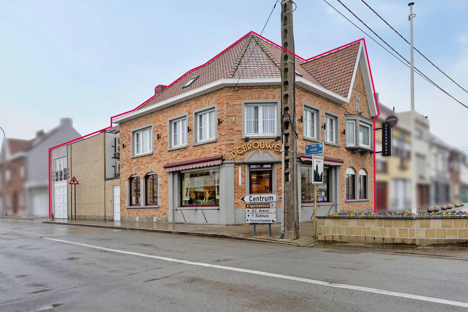 Hoofdfoto van de publicatie: Centrumwoning met handelsruimte te koop in Beveren-Leie