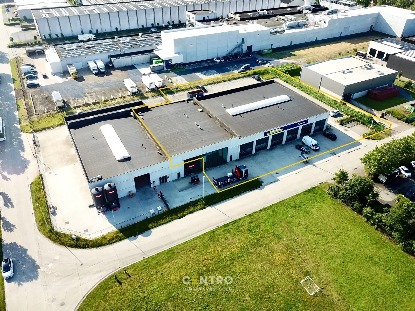 Goed geïsoleerd en verwarmd BEDRIJFSGEBOUW, bestaande uit MAGAZIJNEN (1.080m²) met KANTOREN en randaccomodatie (999m²) en 40-tal private parkeerplaatsen op het terrein. Vlak aan de afrit Zandvoorde (Oostende). foto 18