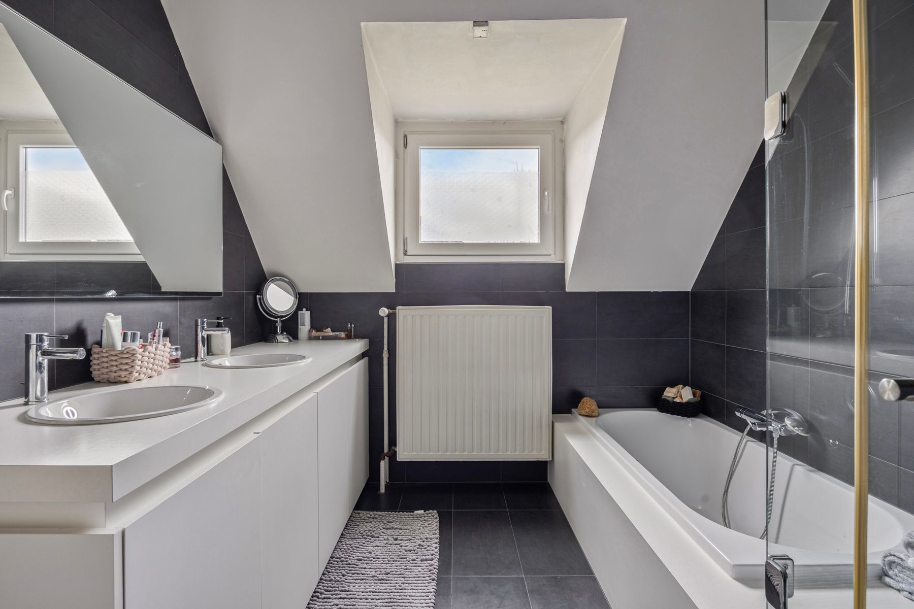 Ruime gerenoveerde vrijstaande woning nabij centrum Halle foto 14