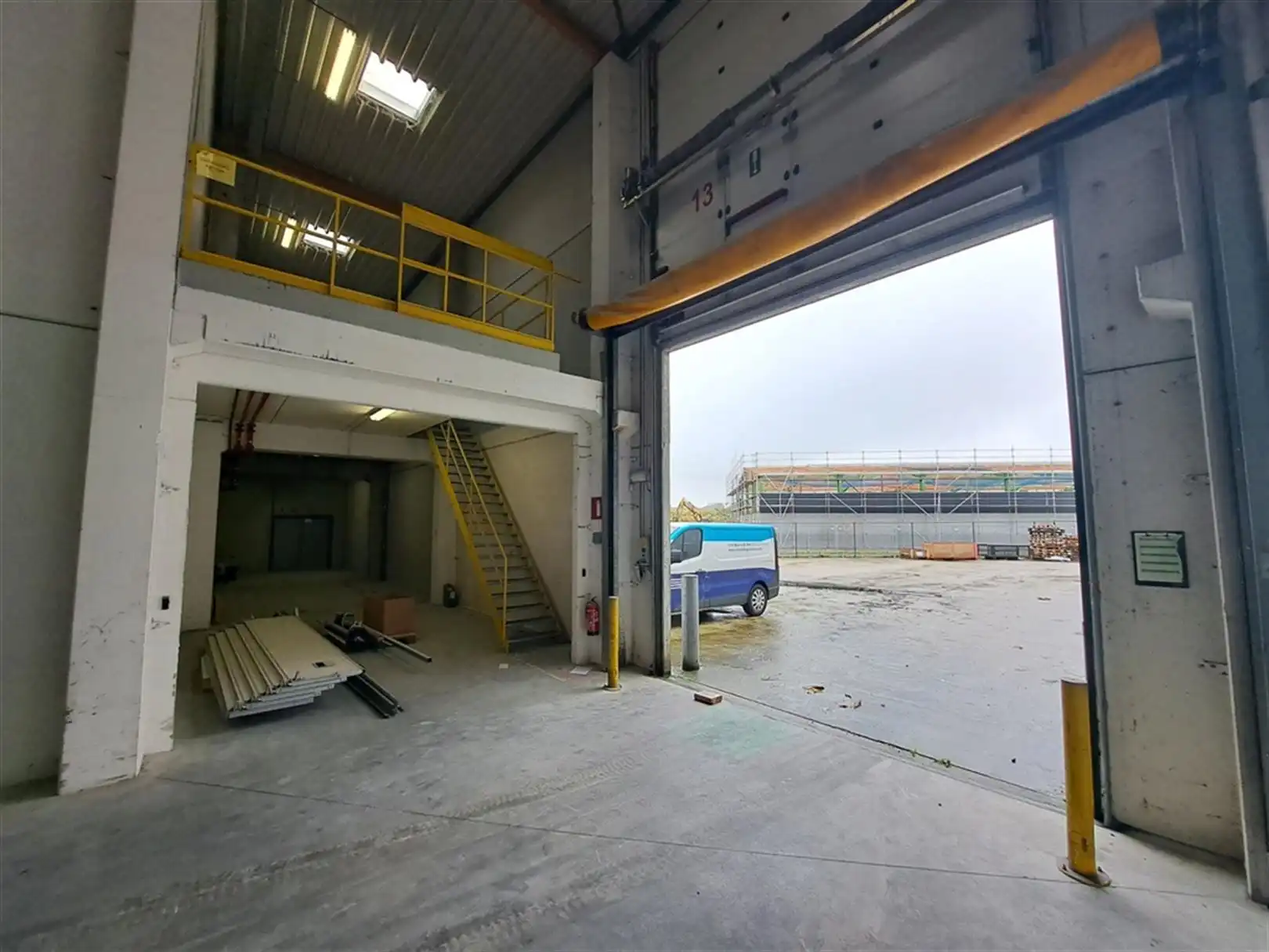 Industrieel gebouw met laadkades en privatief buitenterrein foto 13