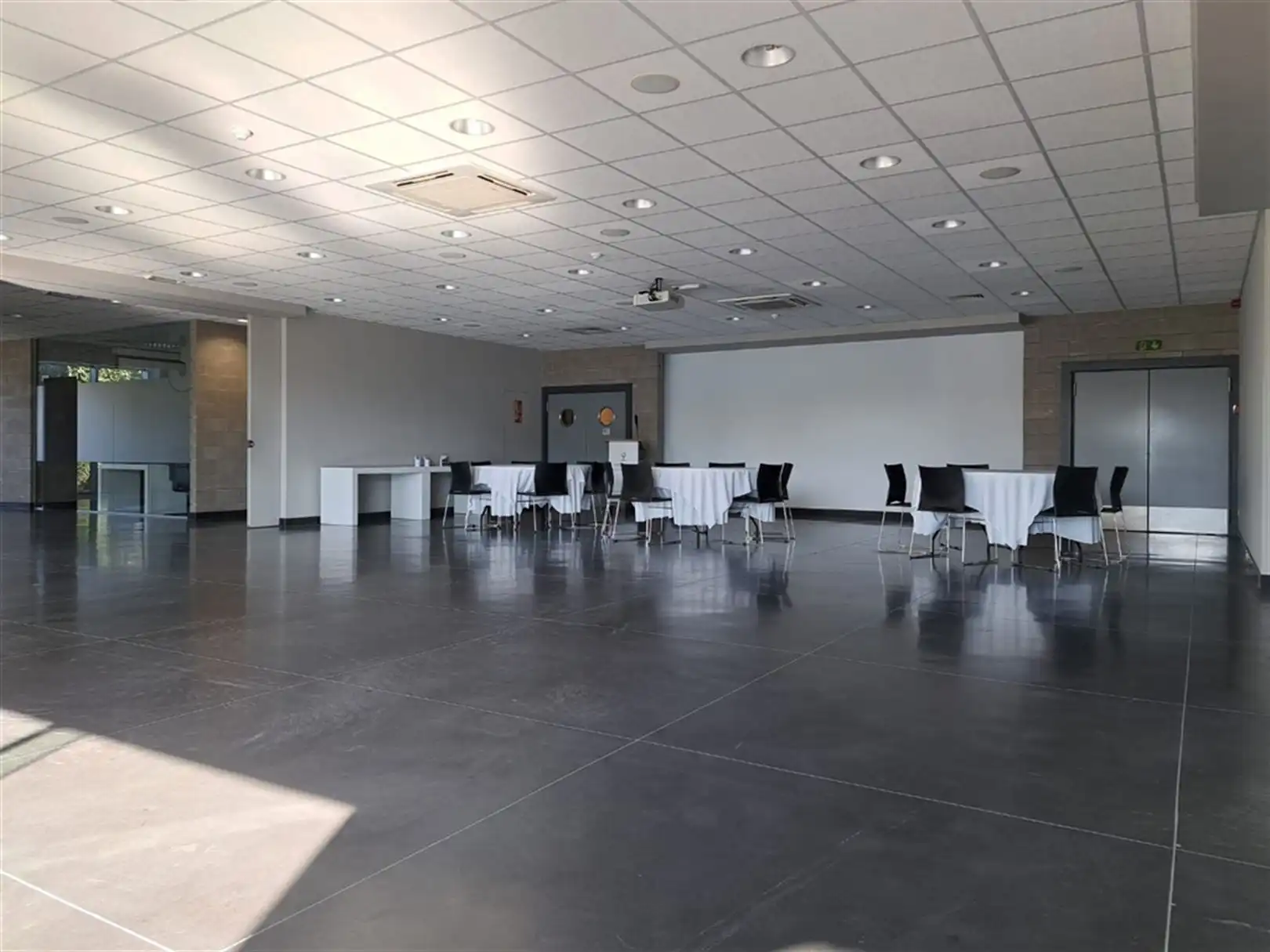 Industrieel gebouw met laadkades en privatief buitenterrein foto 13