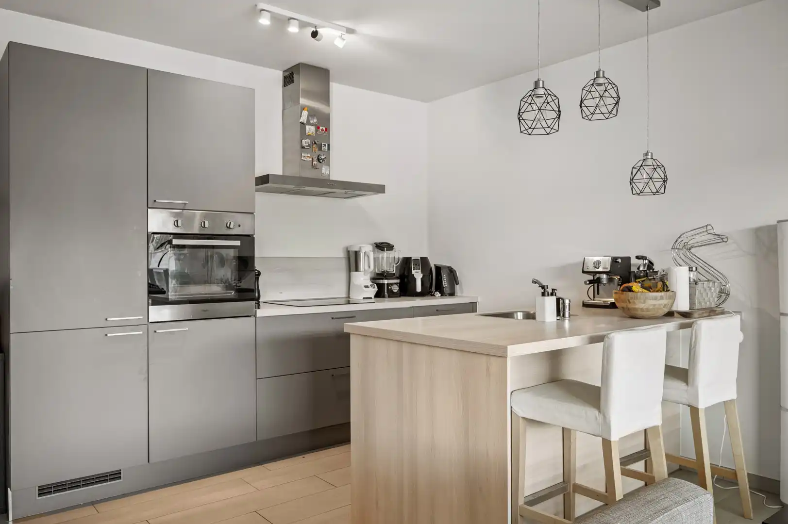 Modern 1-slaapkamerappartement met terras foto 9