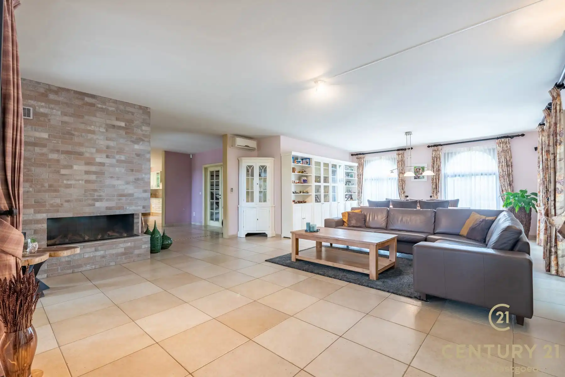 Riante villa met 5 slaapkamers, 4 badkamers en binnenzwembad foto 4