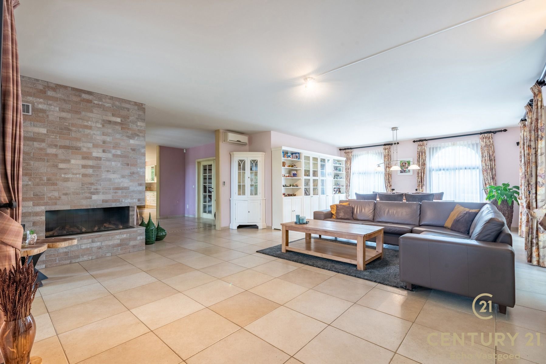 Riante villa met 5 slaapkamers, 4 badkamers en binnenzwembad foto 4