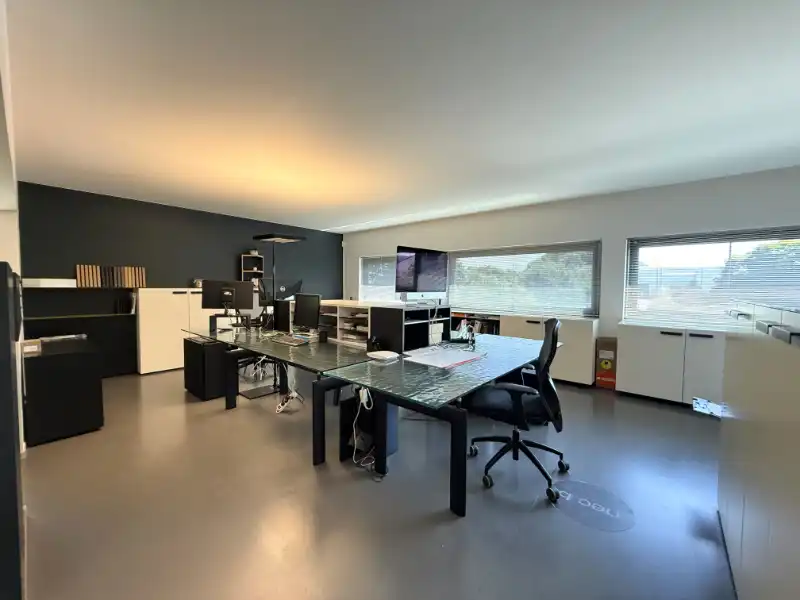 Veelzijdig bedrijfsgebouw langs de Dender met showroom, kantoren & parking foto 14