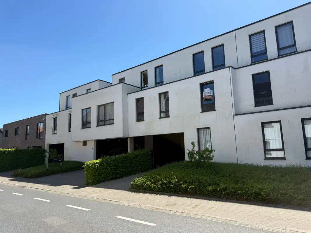 Recent appartement met twee slaapkamers met zeer groot terras en 2 autostaanplaatsen foto {{pictureIndex}}