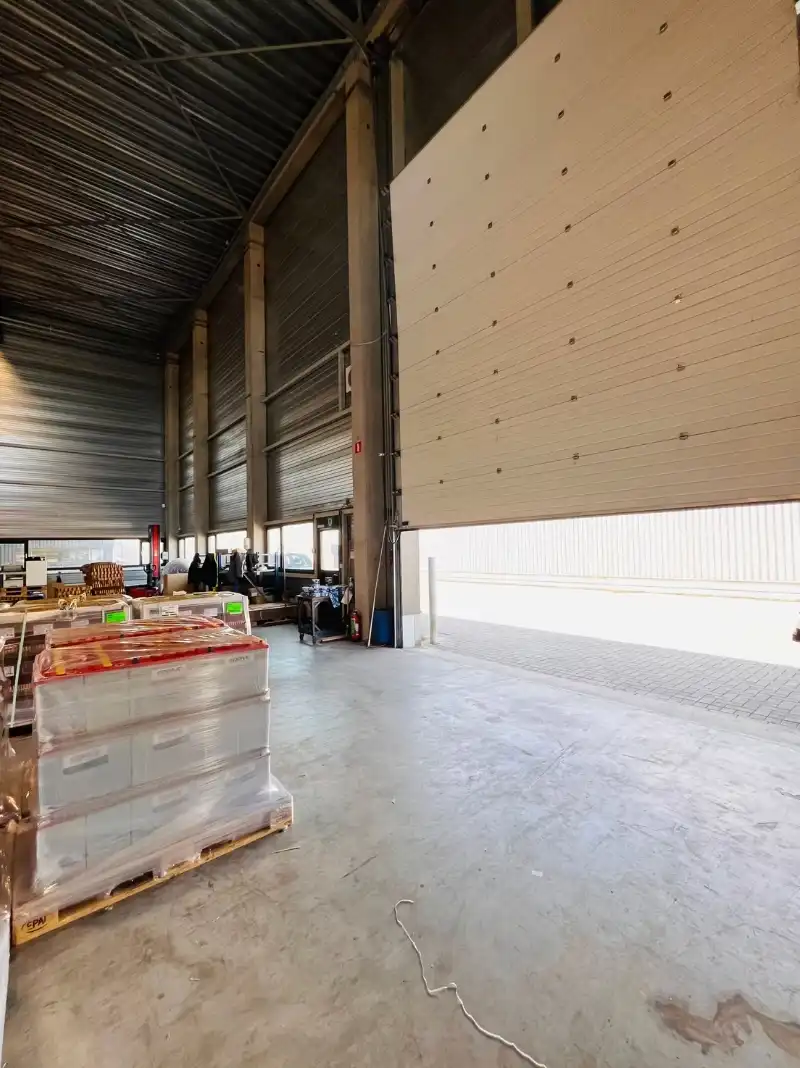 Magazijn met kantoor te huur foto 10