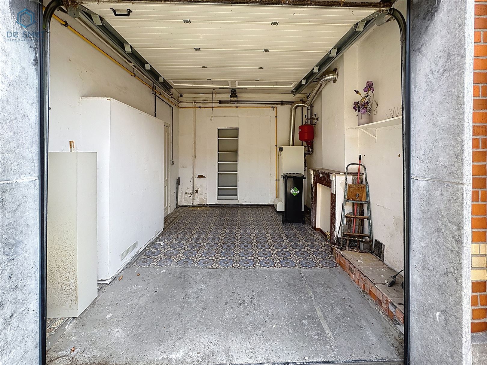 Instapklaar herenhuis met 3 slaapkamers, garage en royaal terras in het hart van Meerbeke foto 10