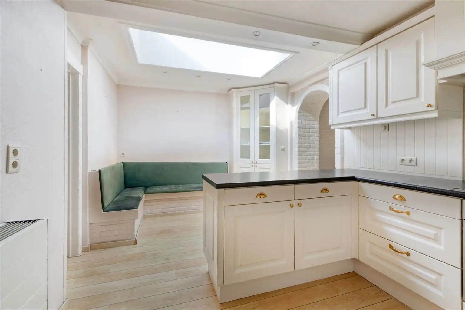 Charmante halfopen bebouwing met 3 slaapkamers, omheinde tuin en zonnepanelen, gunstig gelegen nabij het centrum van Maaseik. foto 9