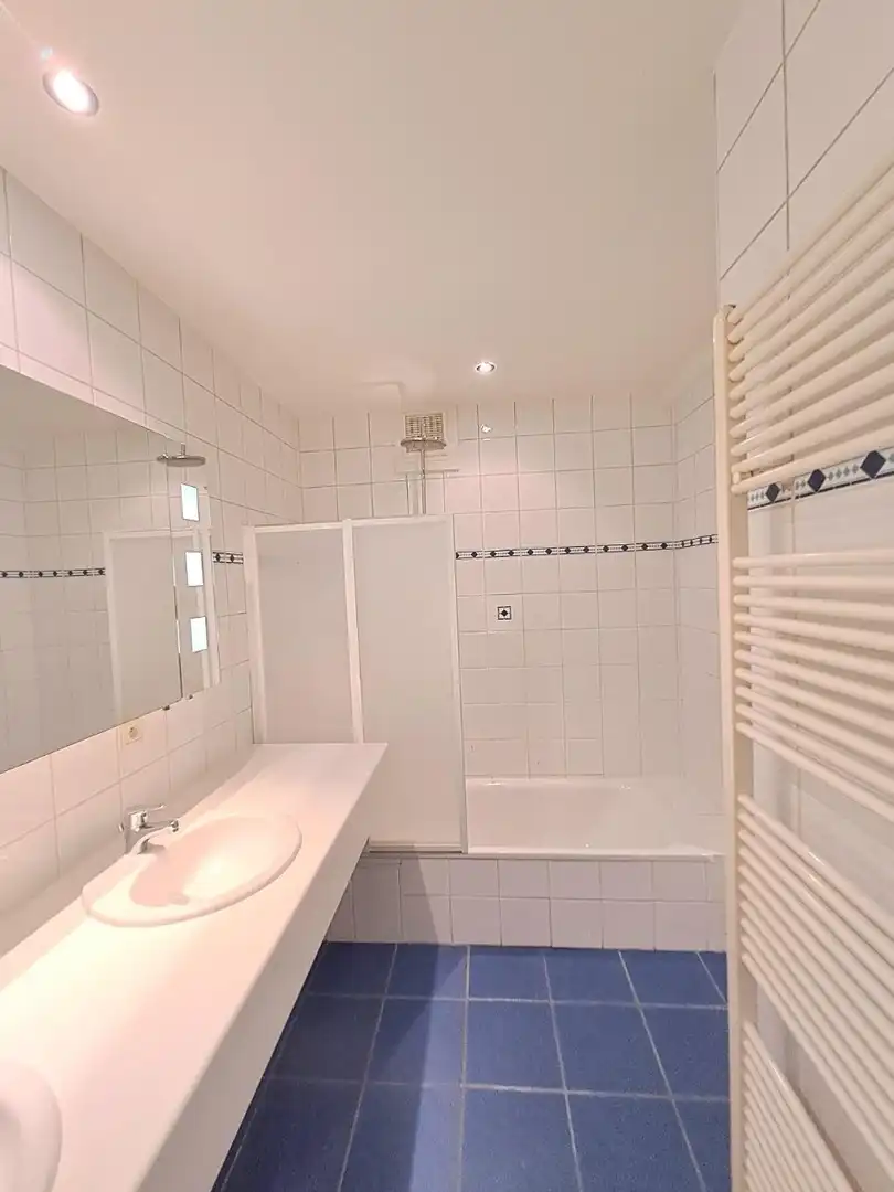 Lichtrijk gelijkvoers appartement met tuin en 2 slaapkamers en garage foto 21