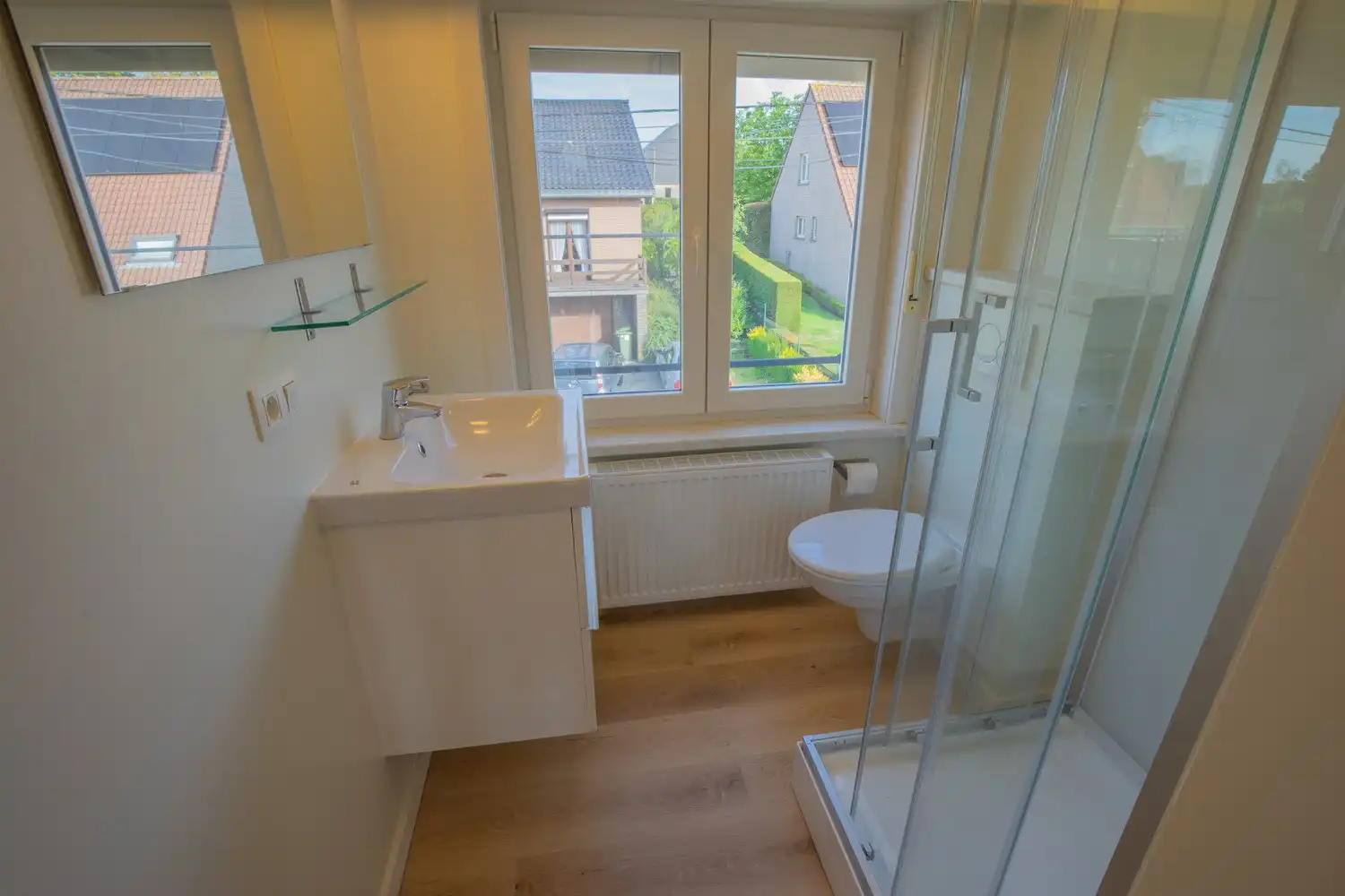 Gerenoveerde halfopen bebouwing met 3 slaapkamers, tuin en 2 autostaanplaatsen! foto 13