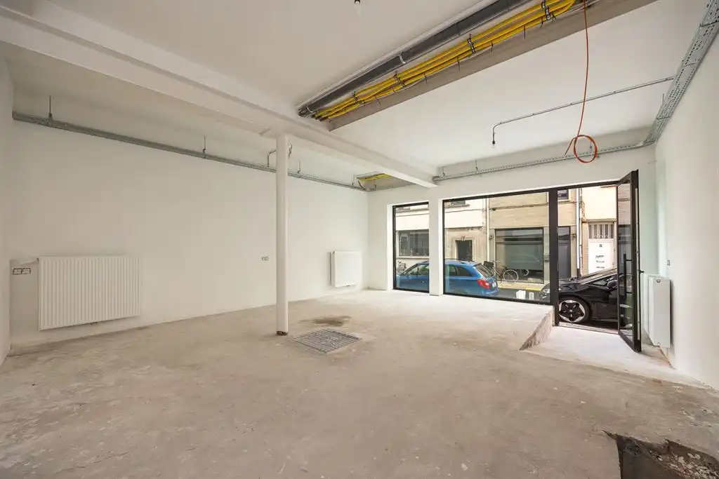 Handelsgelijksvloers in casco staat foto 3