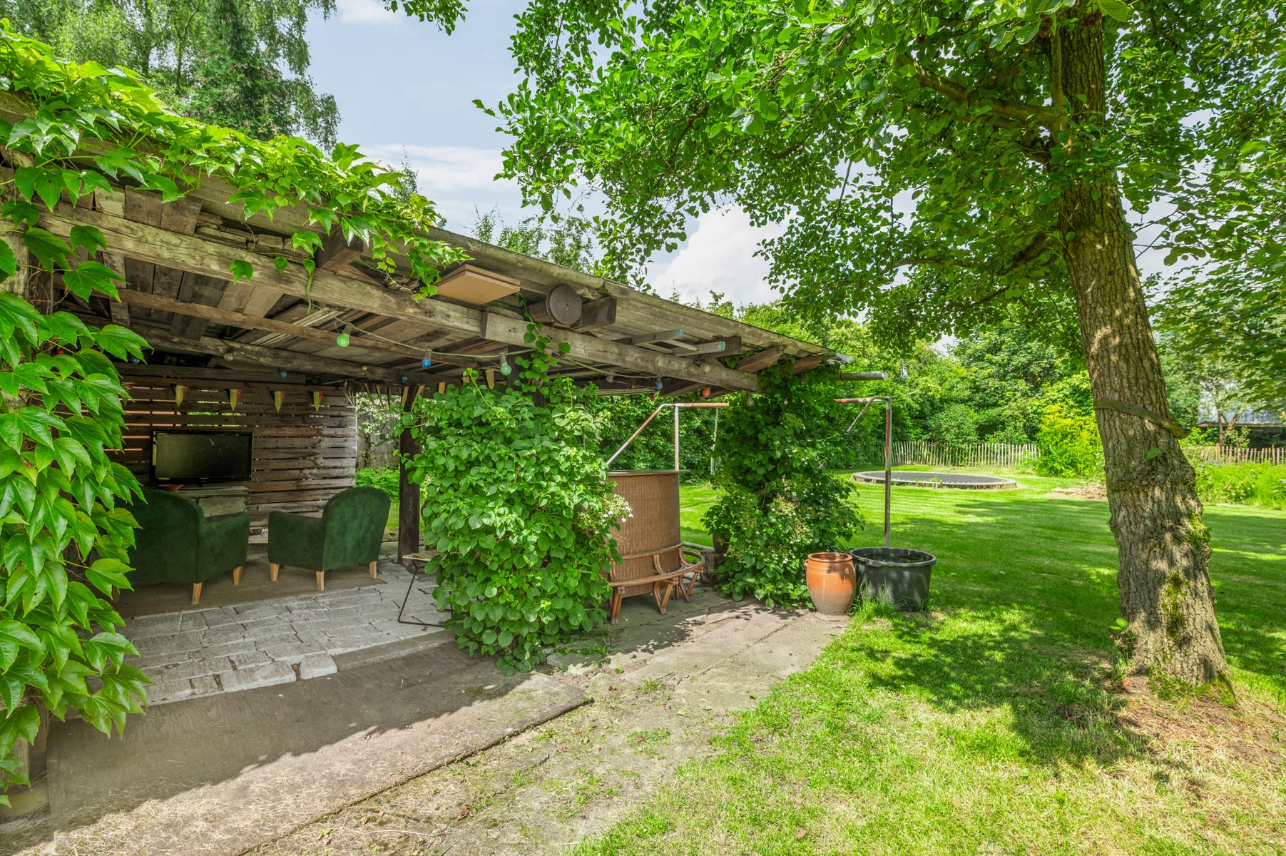 Uniek hoeve omgeven door privacy en rust foto 18