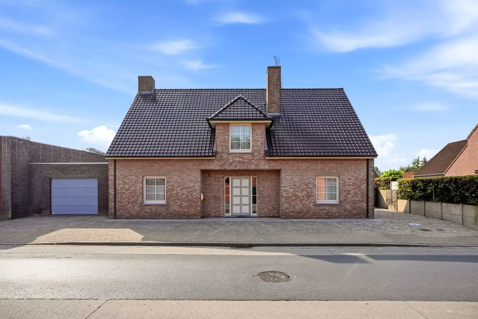 Ruime halfopen woning met 5 slaapkamers te koop in Werken met garage en ruime tuin! foto {{pictureIndex}}