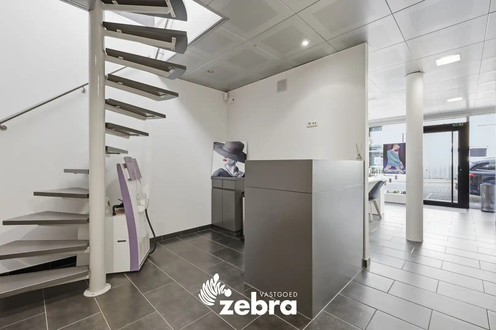 Veelzijdig handelspand op commerciële ligging in Tielt! foto 5