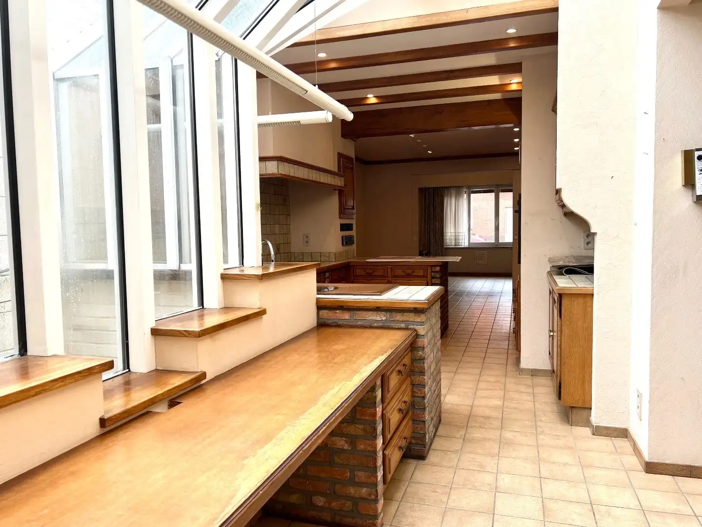 Ruime hoekwoning met handelsruimte en tal van mogelijkheden! foto 6