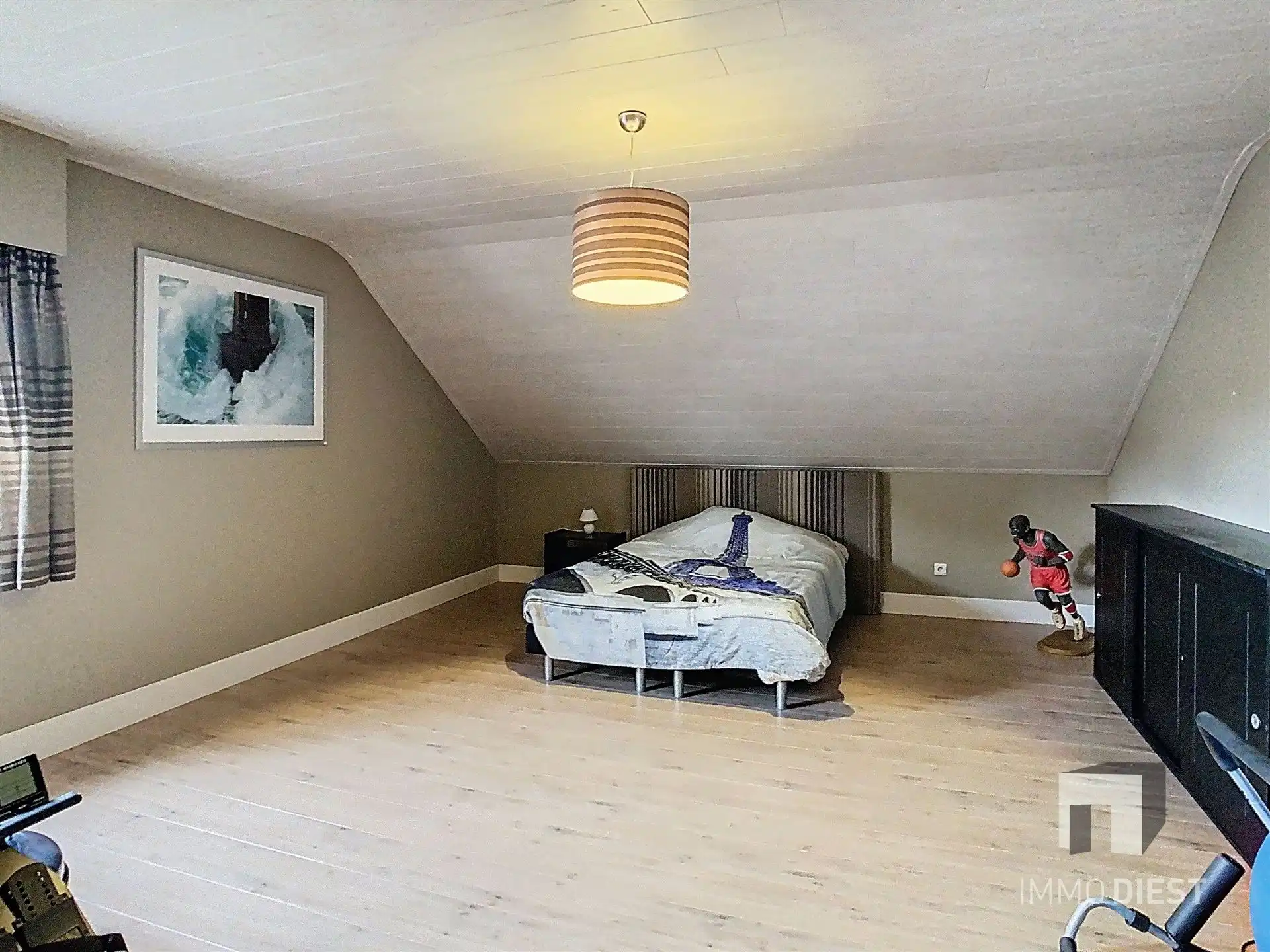 Energiezuinige en prima onderhouden gezinswoning met 4/5 slaapkamers en zwembad op 10 are. foto 35