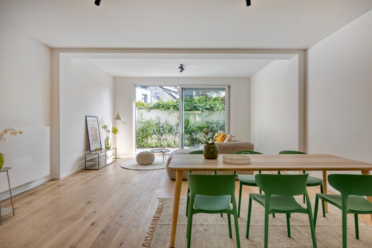 Aantrekkelijke gerenoveerde interbellum burgerwoning met vijf slaapkamers en stadstuin. foto 2