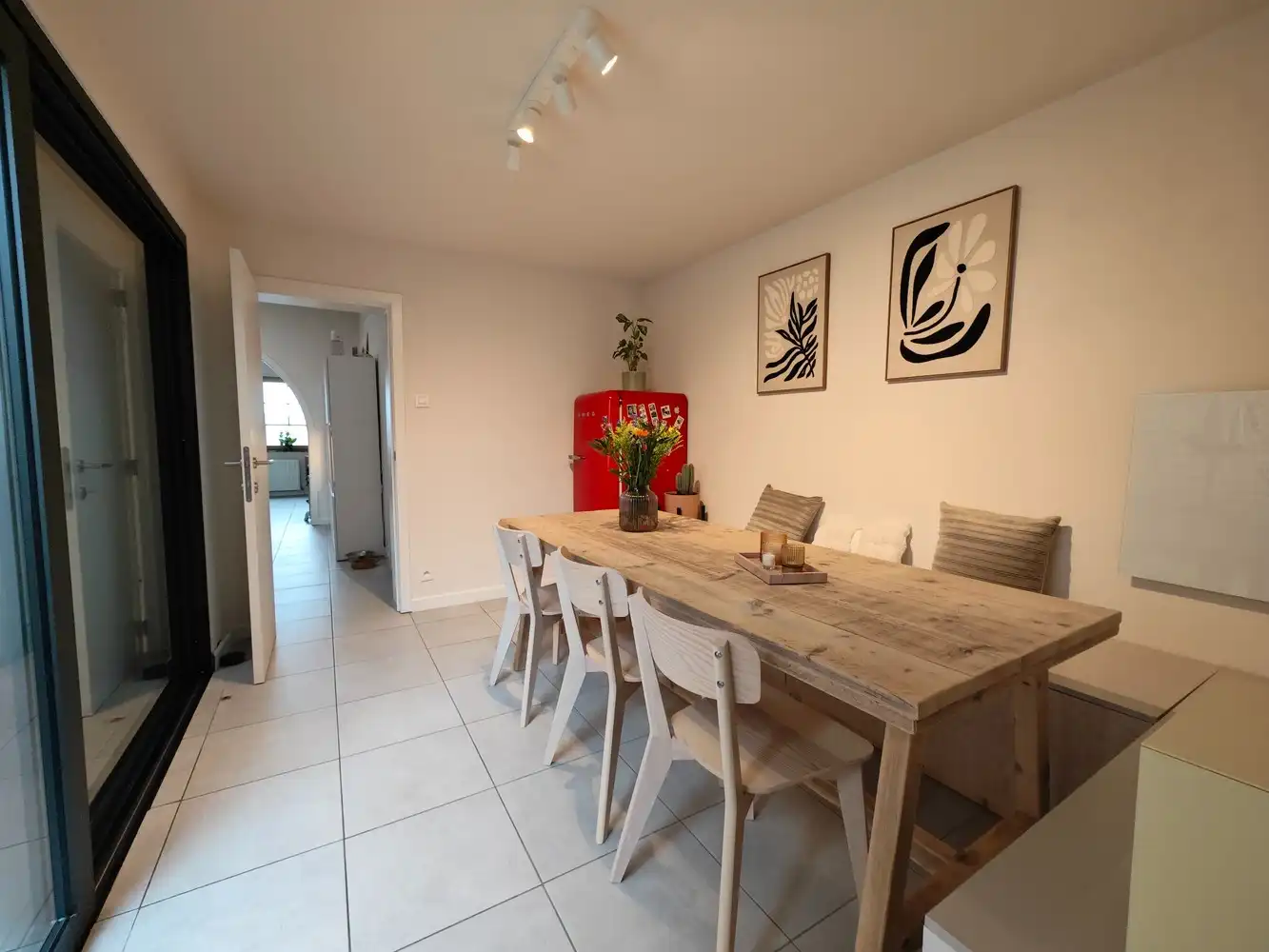 volledig gerenoveerde stadswoning met 4 slpks foto 9