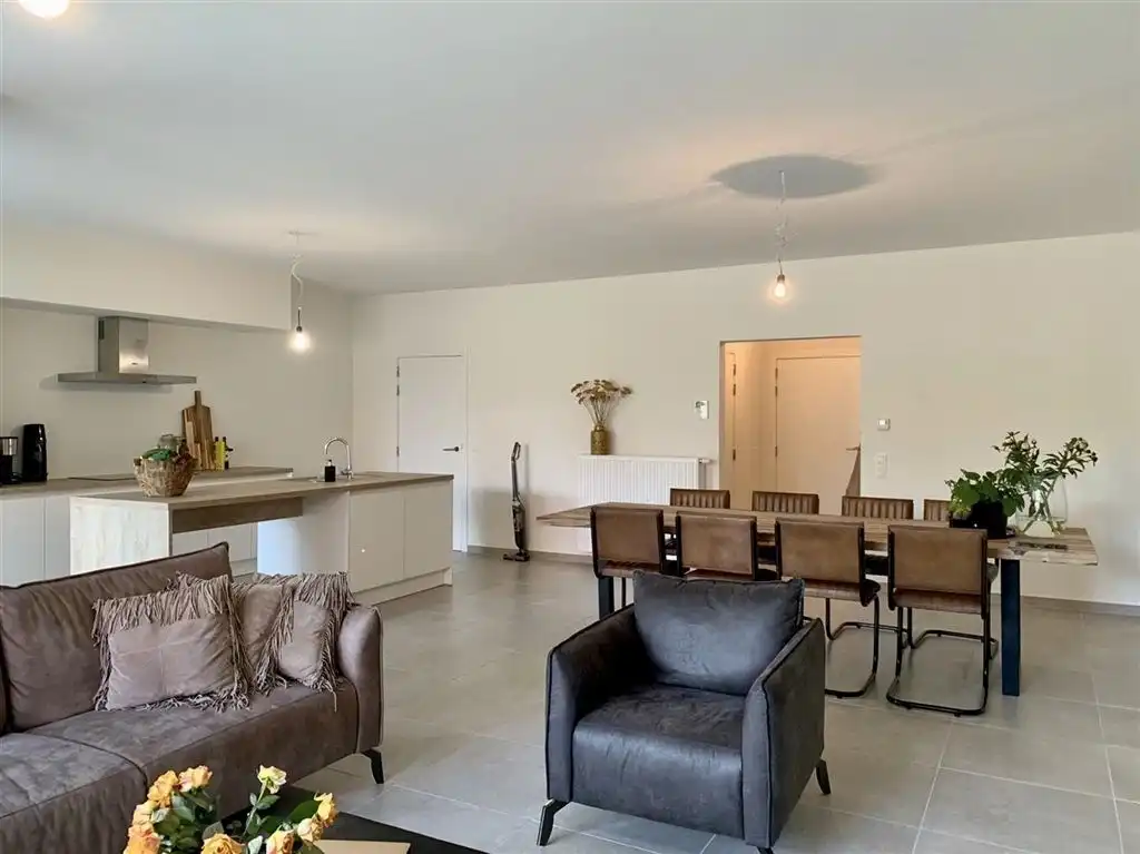 Prachtig gelijkvloers appartement te Sint-Eloois-Vijve met tuintje en overdekt terras.  foto 3