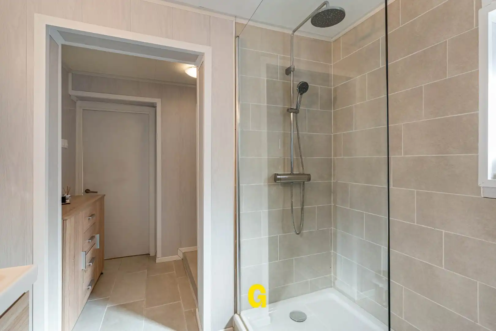 Grondig te renoveren woning met degelijke structuur en ruime tuin op 10a 67ca, met weids zicht op de achtergelegen glooiende groene omgeving foto 13