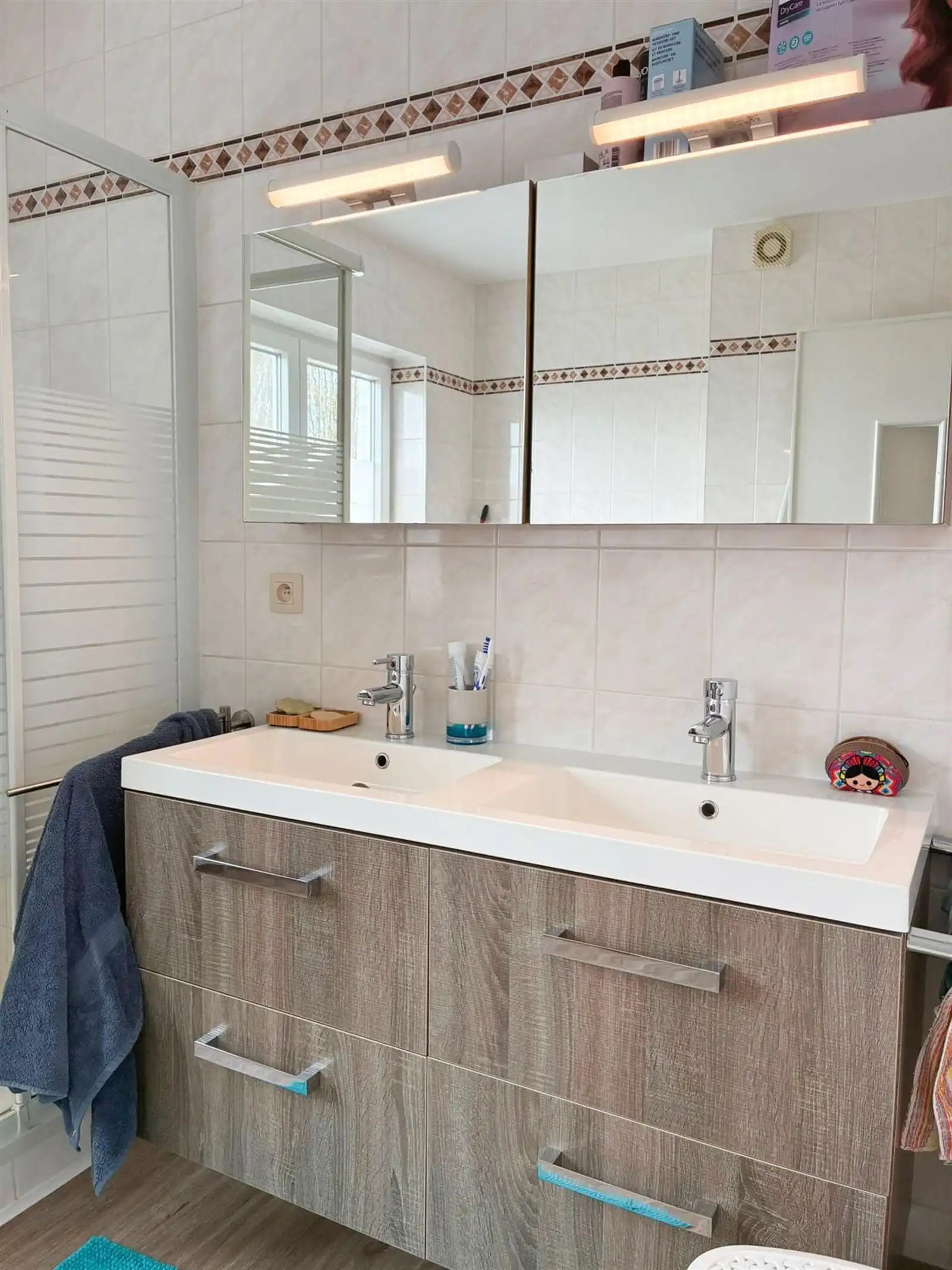 Ruim appartement, twee slaapkamers en tuin foto 9