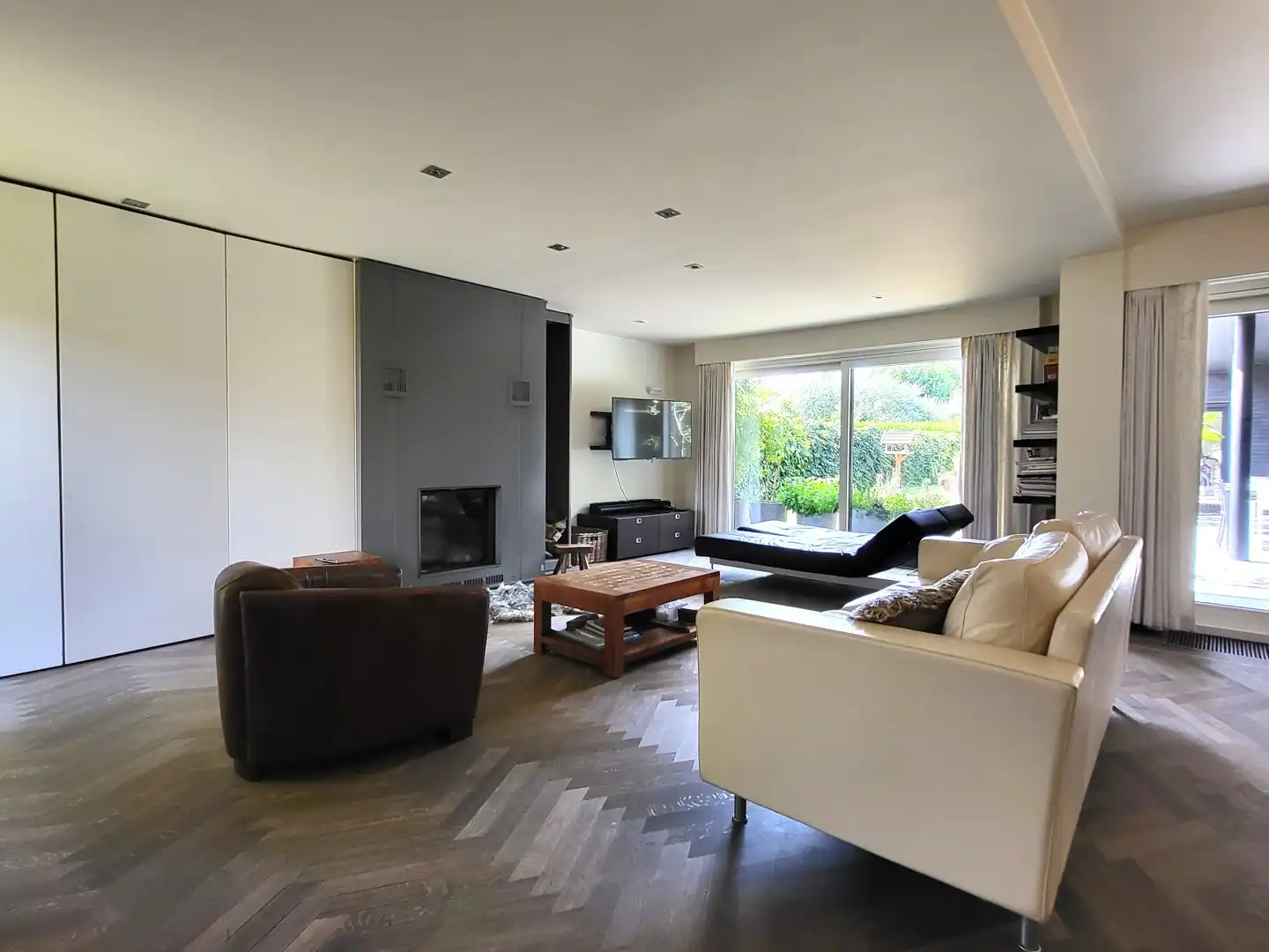 Exclusief wonen & ondernemen: imposante villa met volwaardige praktijk en aparte toegang op commerciële topligging, een perceel van 1.139 m² en met maar liefst 532 m² bewoonbare oppervlakte. foto 13