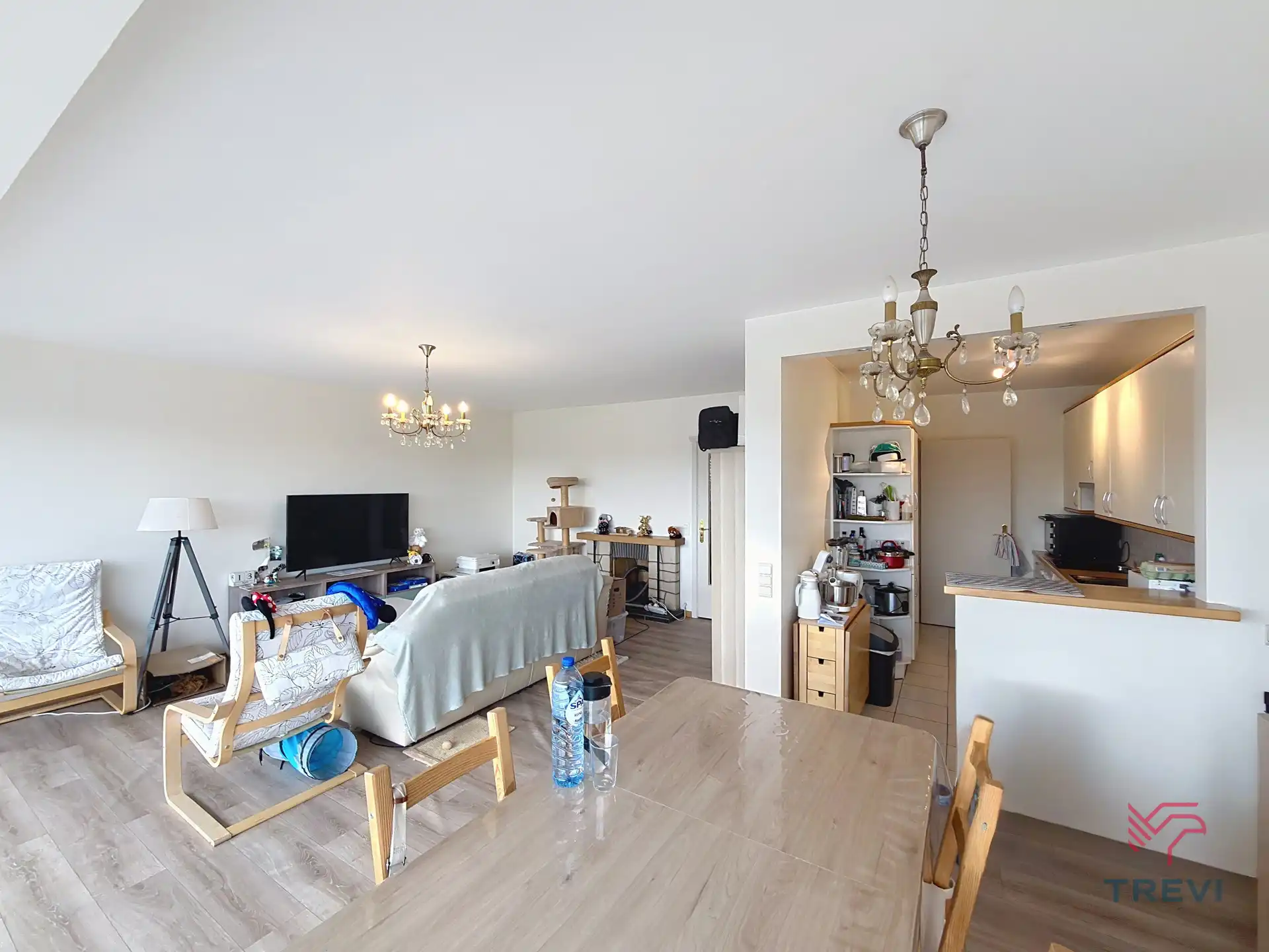 Licht appartement met 2 slaapkamers op de 10e verdieping! foto 3