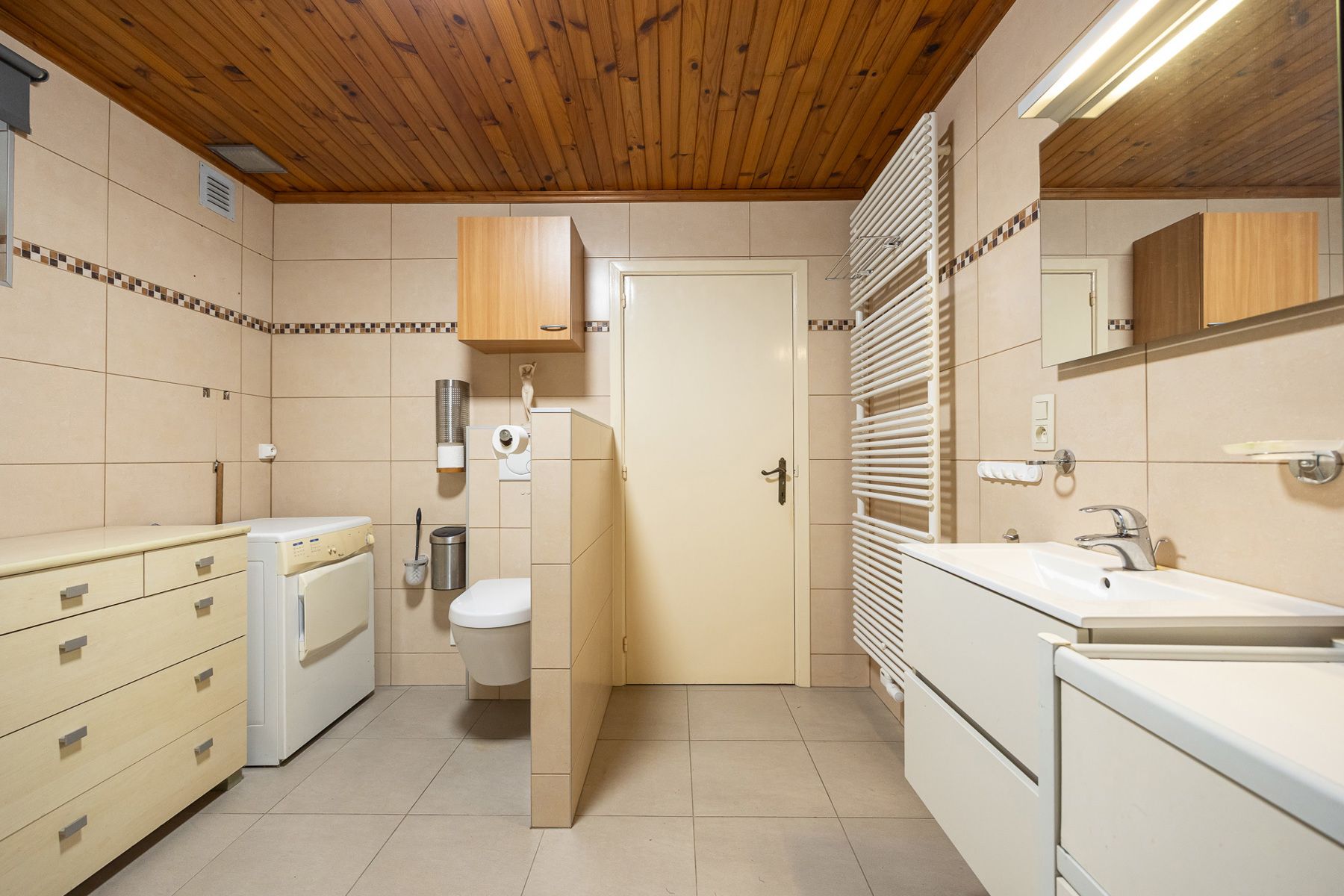 Het betreft een gerenoveerde laagbouwwoning in het centrum van Oud-Turnhout op een perceel van ca 600 m². foto 12