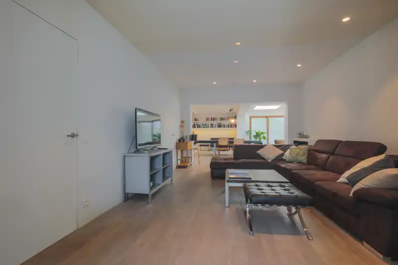 Ruime, luxueus ingerichte woning met 3 slaapkamers, grote garage (klein magazijntje), grote tuin...(energielabel D, zonnepanelen,...) foto 2