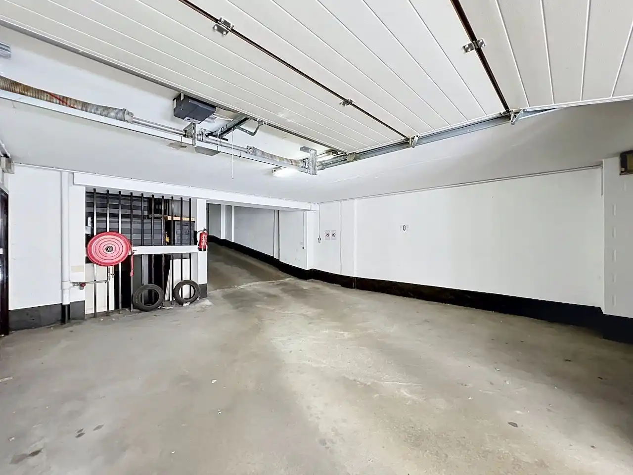 Ruime gesloten garagebox nabij Zeedijk en het Heldenplein, de garage is gelegen op het 4e verdiep. foto 4