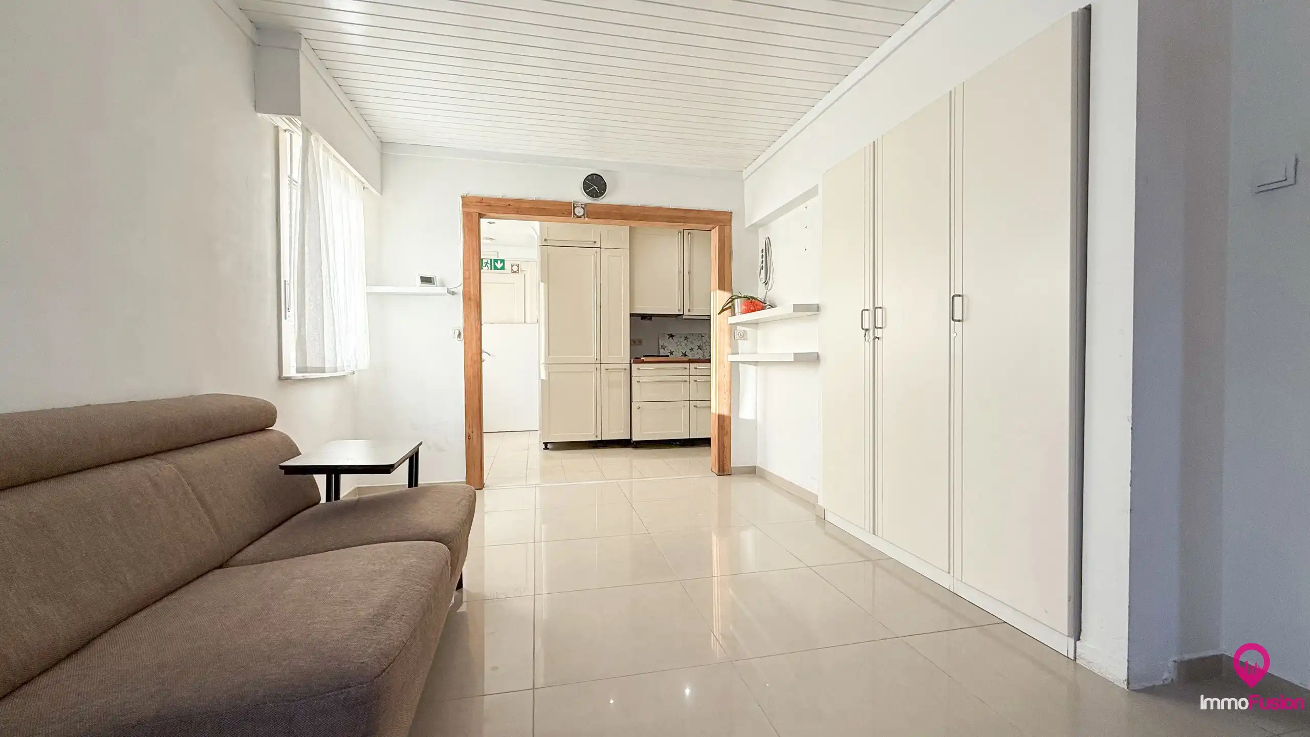 Uniek woon-werkpand met vergunde loods van 110m² en 5 slpks! foto 2