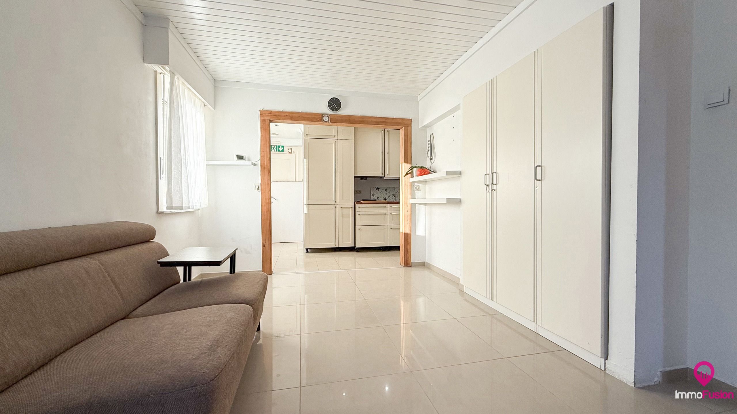 Uniek woon-werkpand met vergunde loods van 110m² en 5 slpks! foto 2