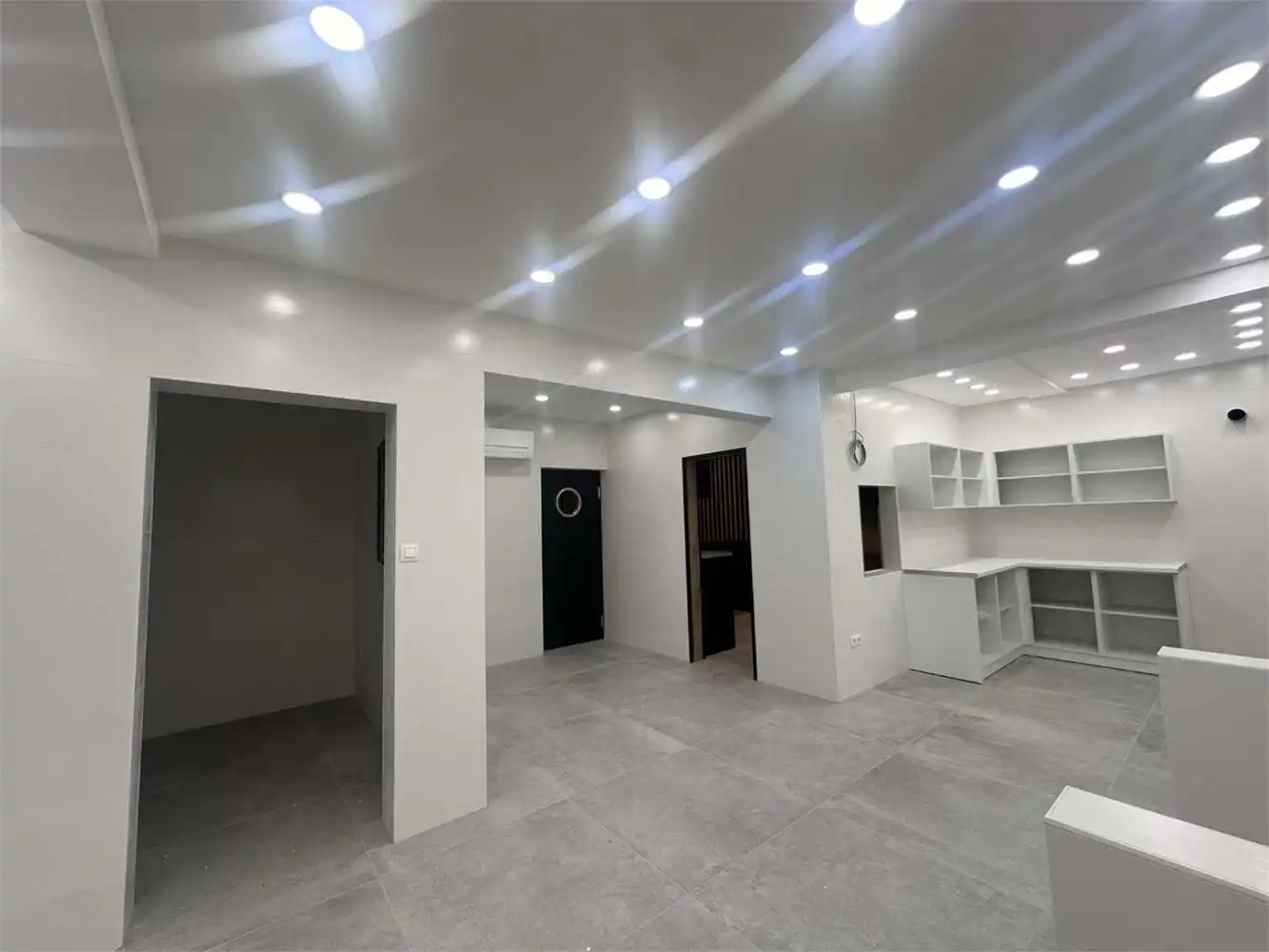 COMPLEET VERNIEUWD EN INSTAPKLAAR COMMERCIEEL GELIJKVLOERS foto 24