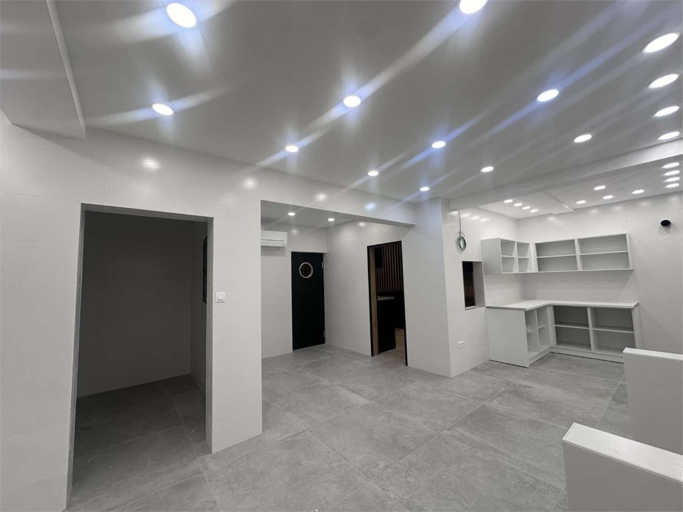 COMPLEET VERNIEUWD EN INSTAPKLAAR COMMERCIEEL GELIJKVLOERS foto 24