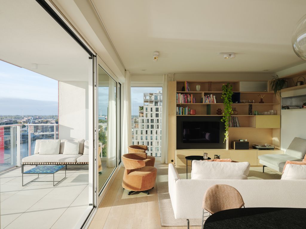 Luxe appartement (BJ 2020) met een adembenemend zicht over het water en de stad. foto 2