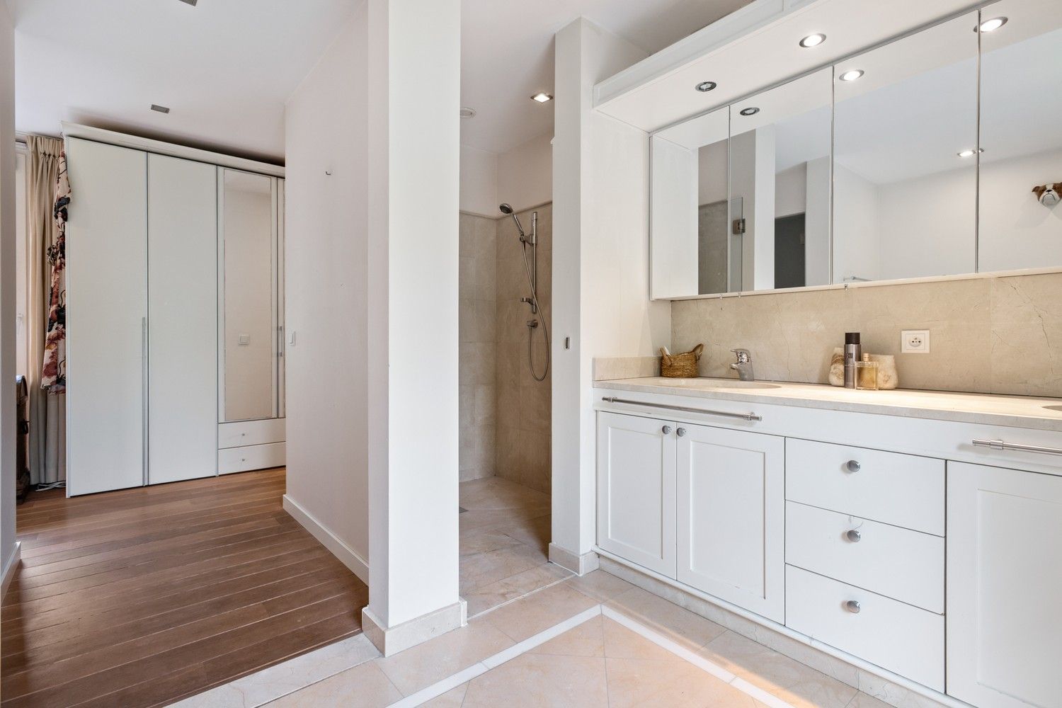 Architecturale rietgedekte villa op 5.717 m² grond foto 16