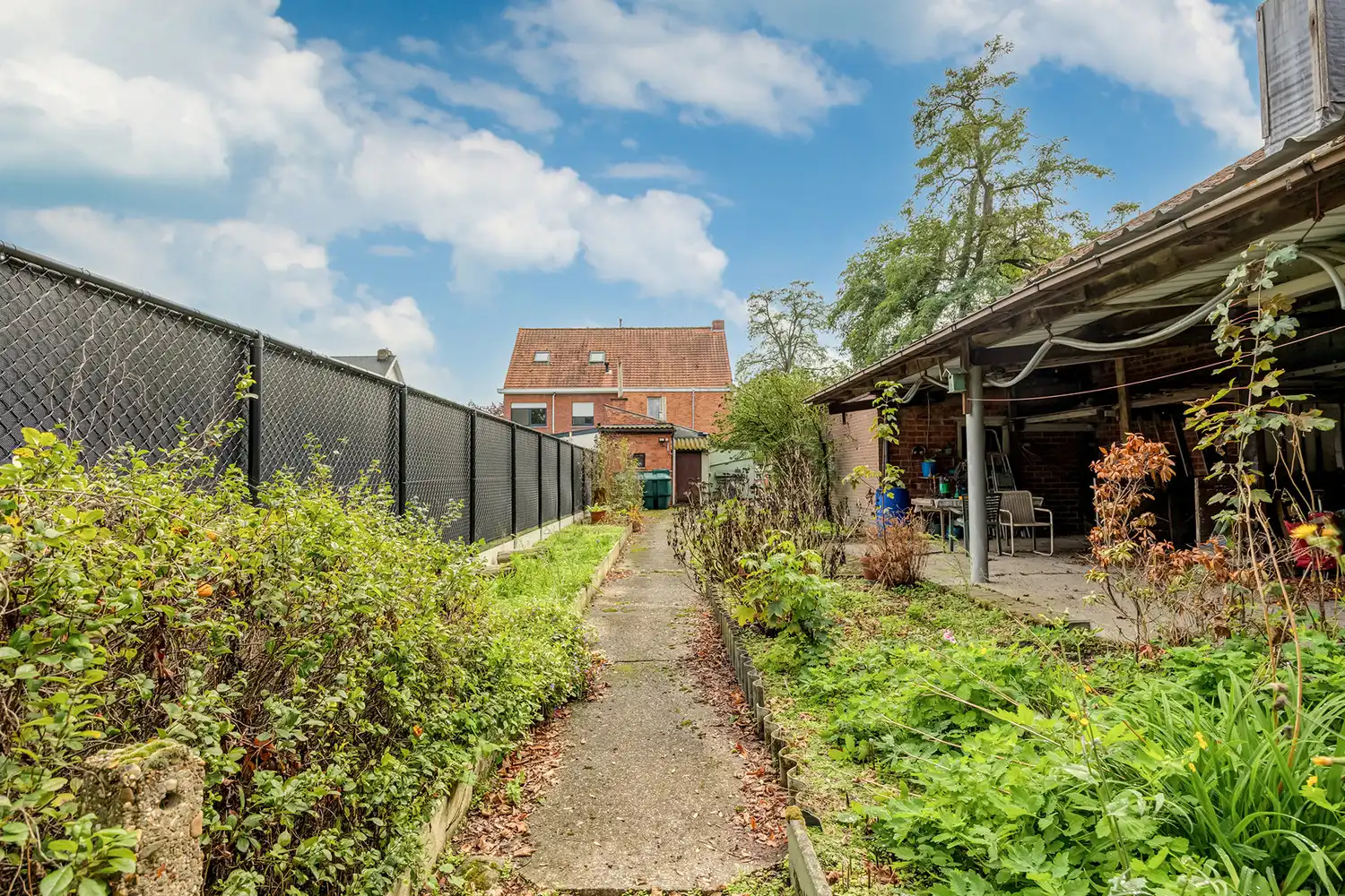 Halfopen woning op 575 m² met garage, carport en diepe tuin – te renoveren foto 3