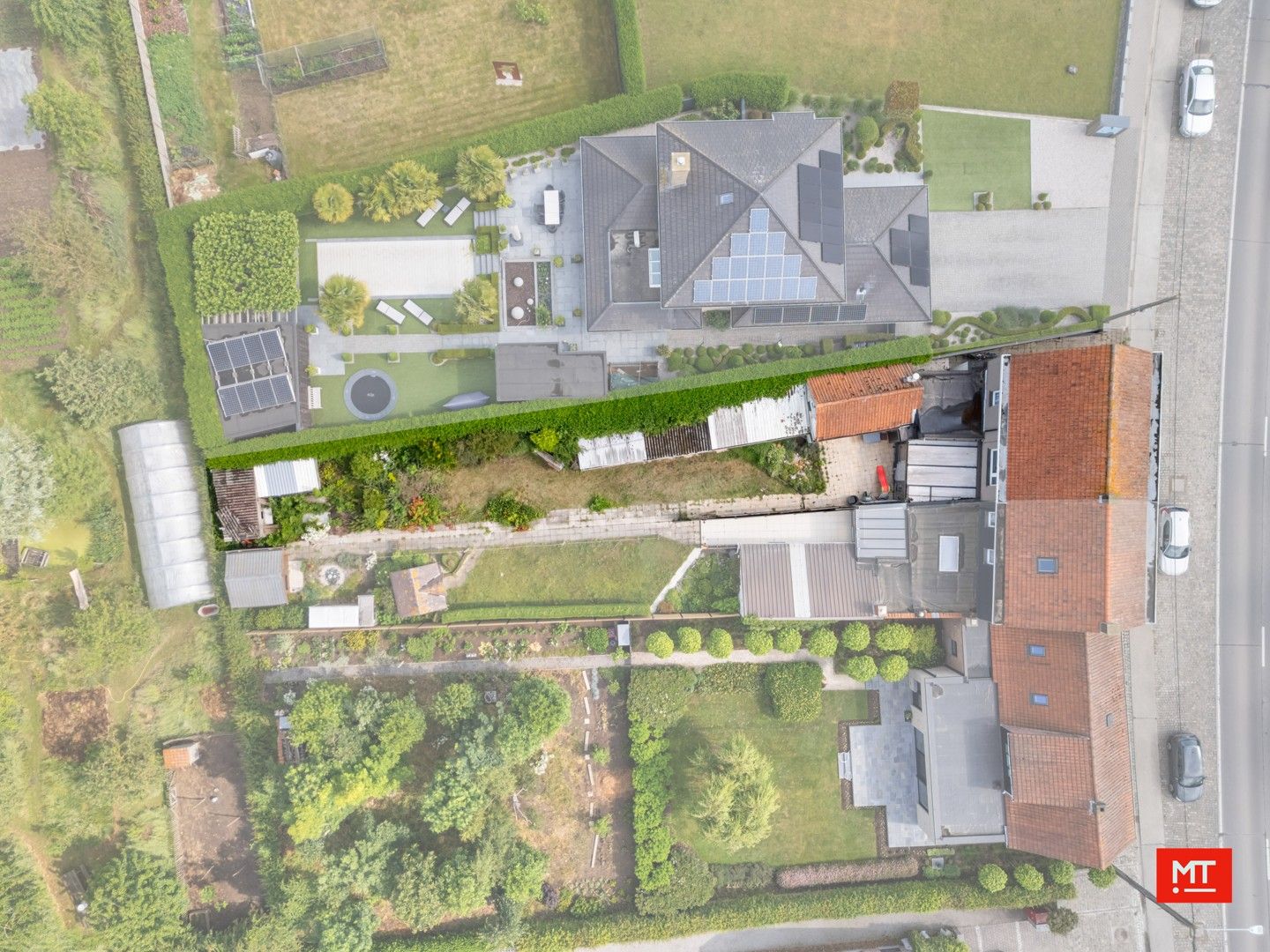 Op te frissen halfopen woning met 4 slaapkamers, tuin en garage foto 2