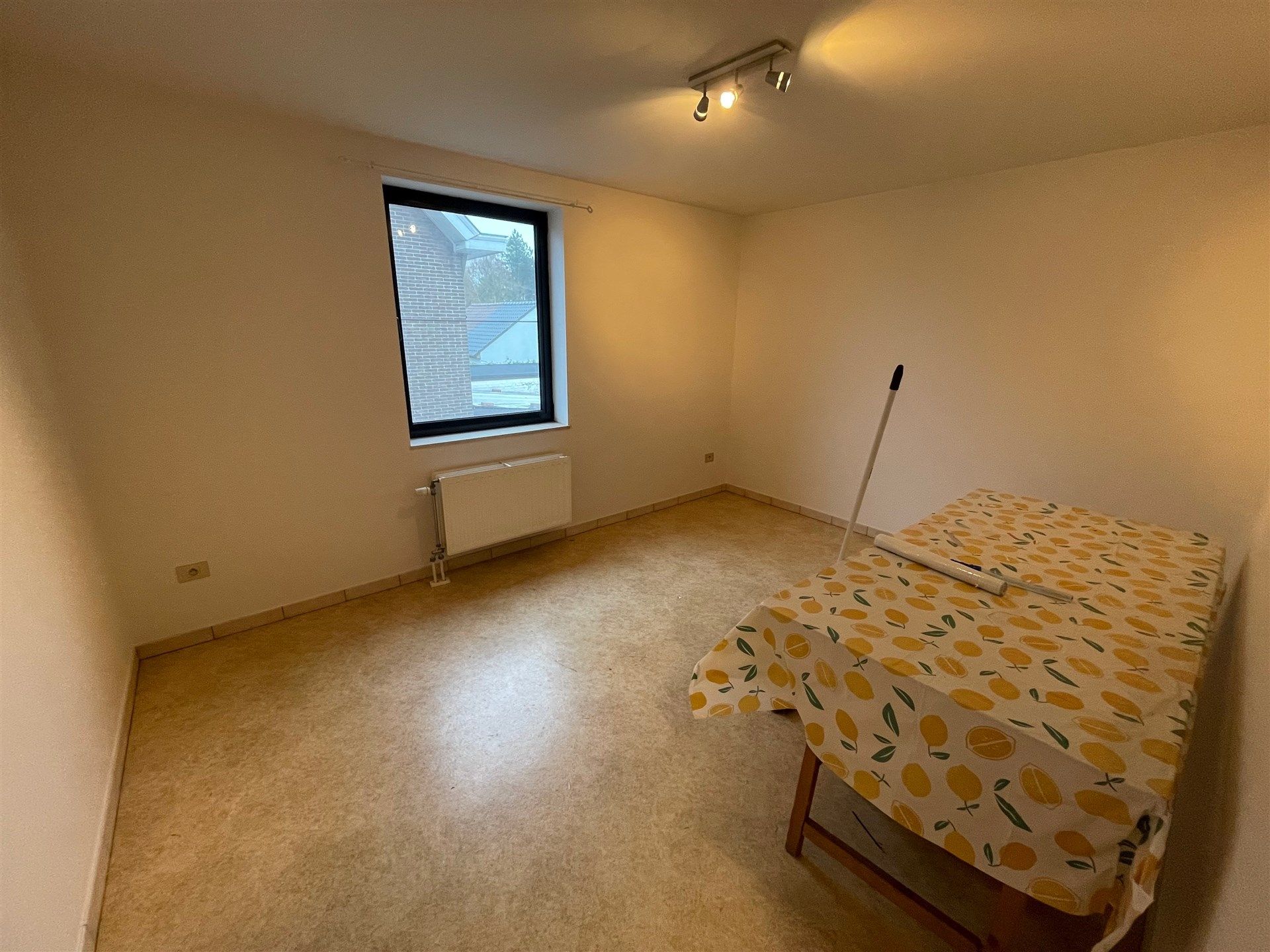 Gunstig gelegen 3 slaapkamer duplex appartement met garage.  foto 11