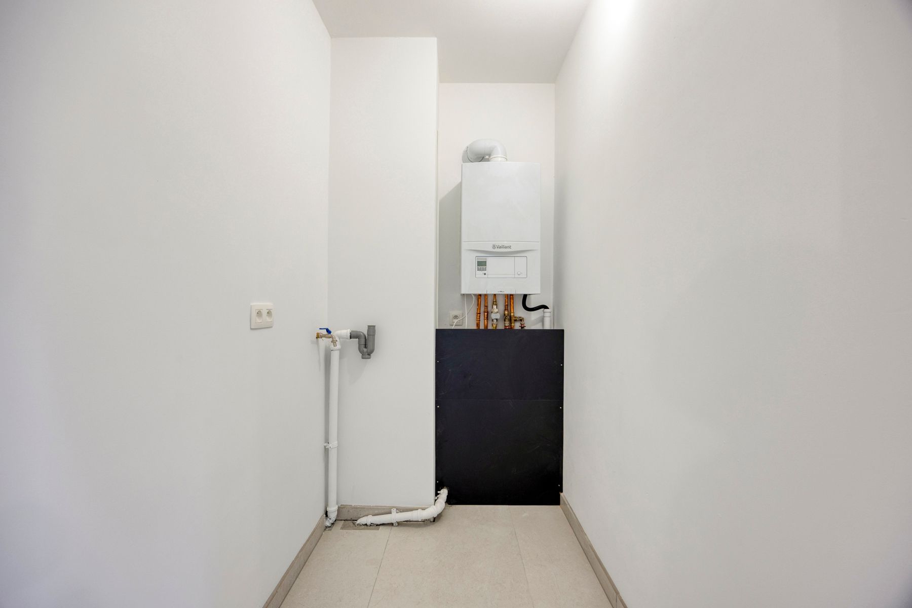 Luxueus gerenoveerd appartement met twee kamers en garage foto 17