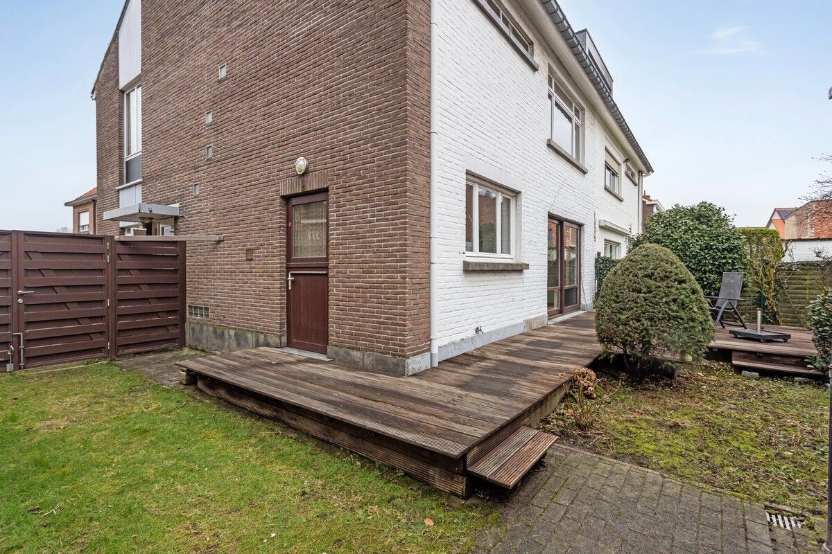 Eigentijdse gezinswoning met vier slaapkamers, garage en tuin. foto 23