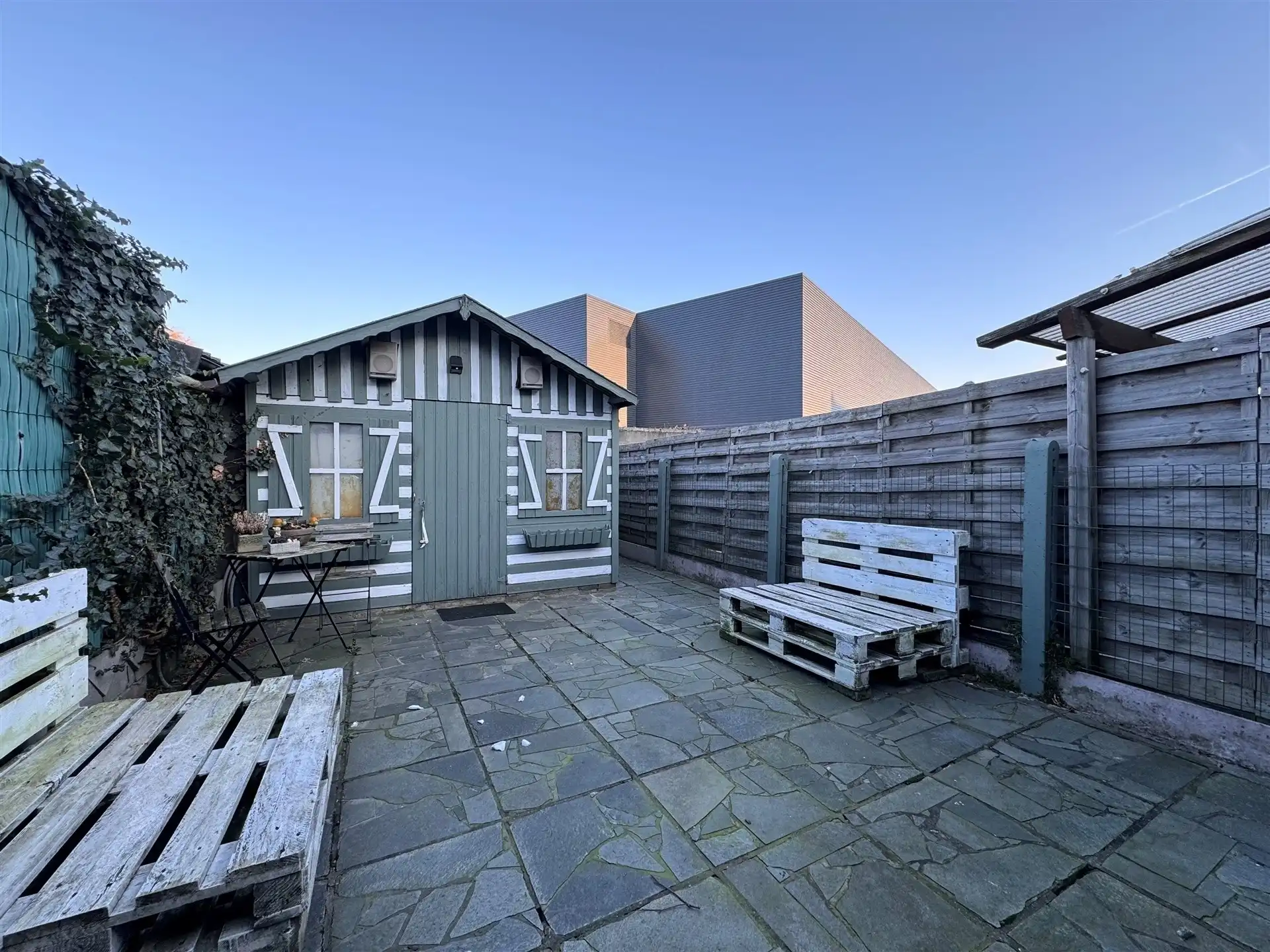 Vernieuwde woning met privé parking voor de wagen achteraan.  foto 14