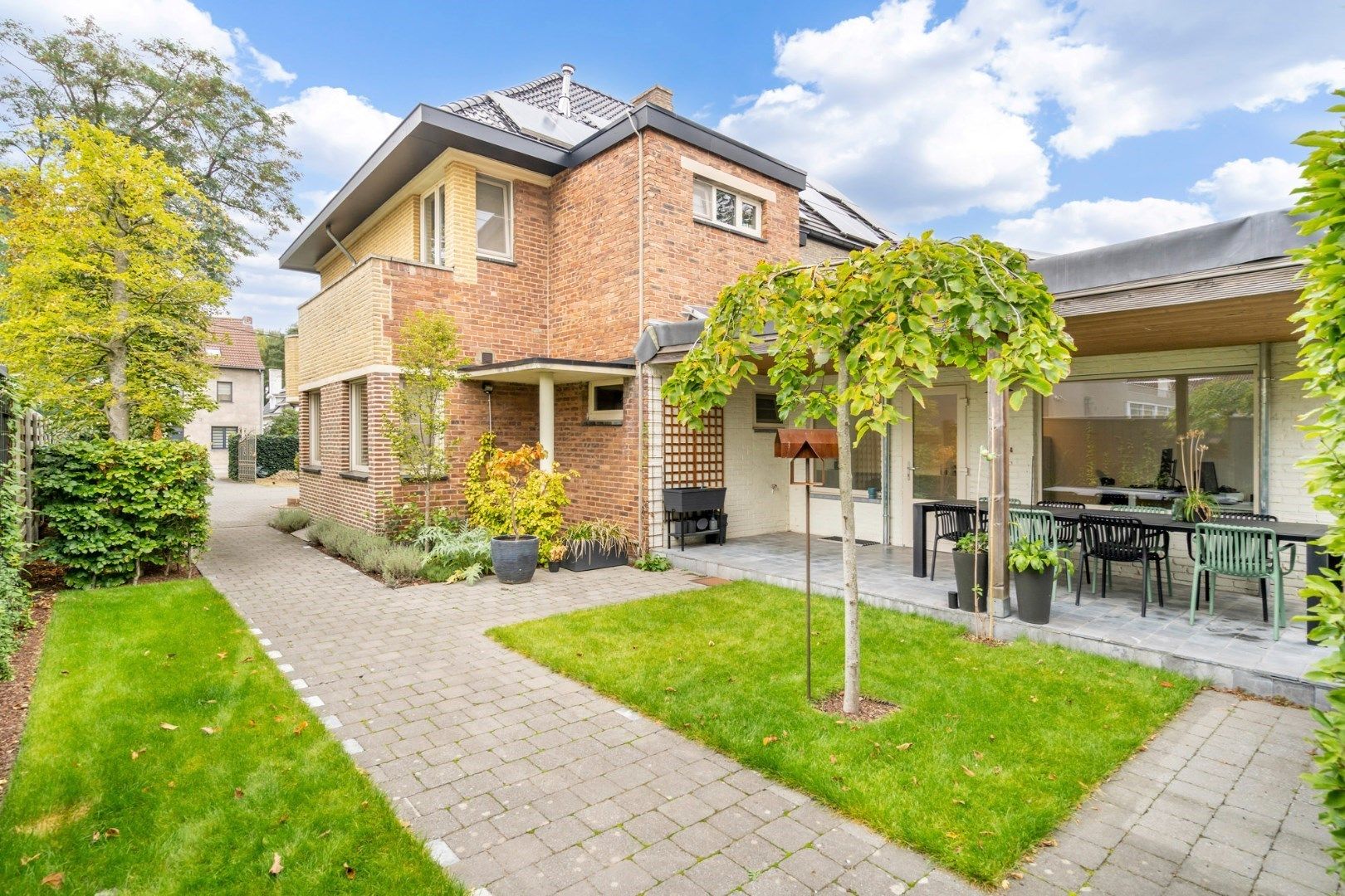 Gerenoveerde halfvrijstaande woning met bijzonder veel karakter, op 4a 99ca vlakbij het centrum van Genk.  foto 3